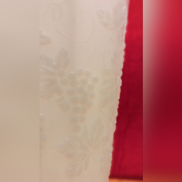 Vintage white milk glass vase - Picture 3 of 5